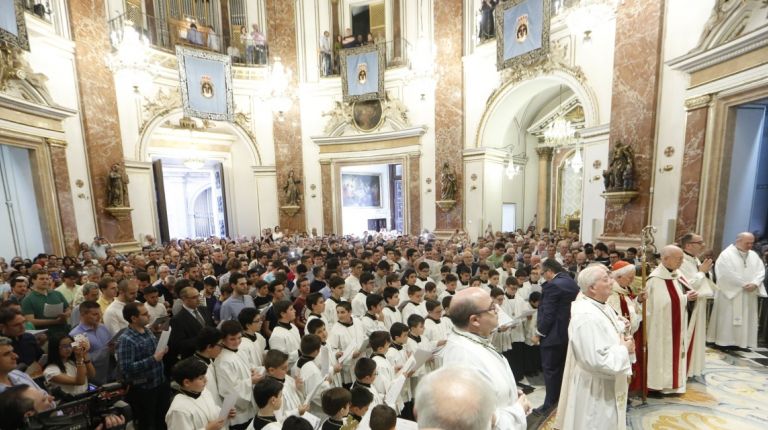 150 ANTIGUOS ESCOLANES Y LOS NIÑOS DE LA ACTUAL ESCOLANÍA DE LA VIRGEN CANTAN LA SALVE SOLEMNE A LA MARE DE DEÚ