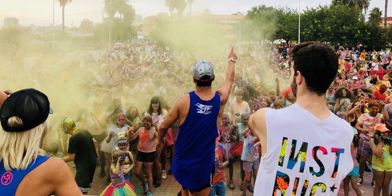  El Perelló vivió el pasado sábado una edición especial del Festival de colores: el Holi Party Zumba Colors