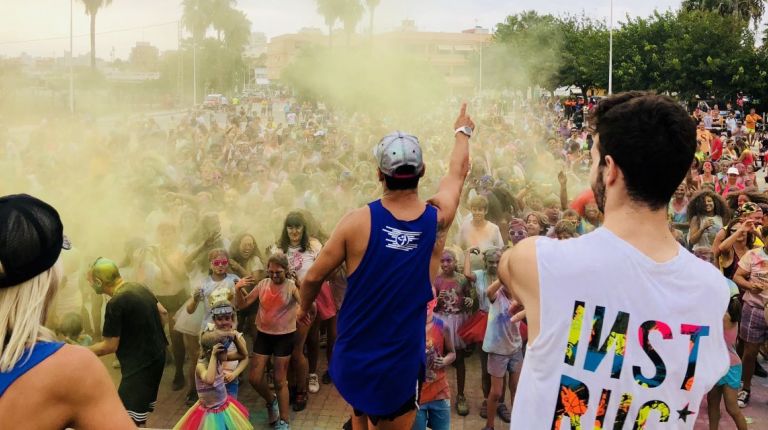 El Perelló vivió el pasado sábado una edición especial del Festival de colores: el Holi Party Zumba Colors