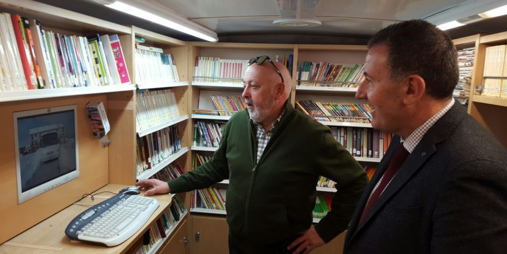  El Bibliobús de Castellón da 'media vuelta al mundo' cada año con más de 15.000 kilómetros por 25 pueblos del interior 