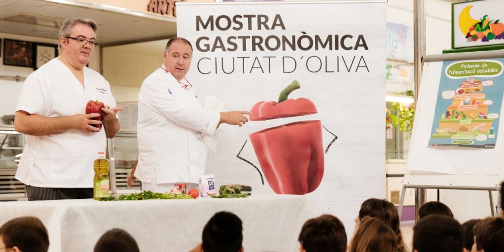  LOS ESCOLARES DE 5º DE PRIMARIA DE LOS COLEGIOS EL REBOLLET Y LLUIS VIVES INAUGURAN EL PROGRAMA “LES ESCOLES AL MERCAT” DE LA “X MOSTRA GASTRONÒMICA CIUTAT D’OLIVA” 