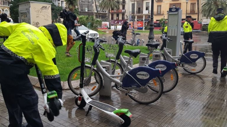 La Policía Local de Valencia ha comenzado a retirar los patinetes eléctricos