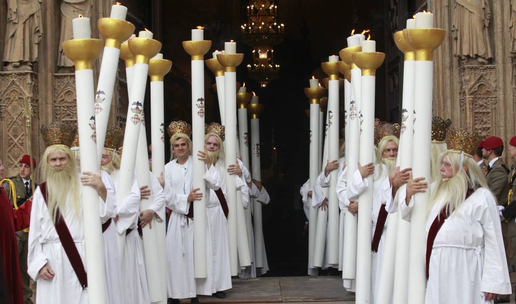  Amics del Corpus interpreta canciones típicas valencianas en la “Nit d´albaes” este viernes en la Plaza de la Virgen con motivo del Corpus Christi