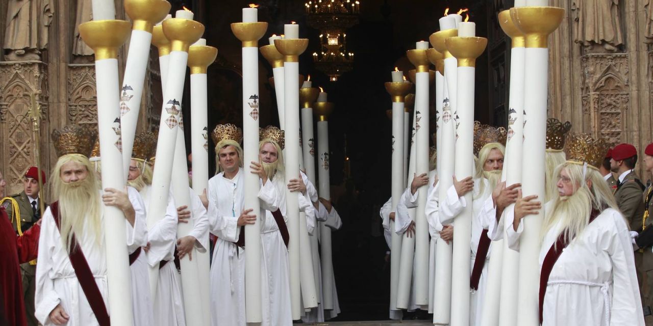  Amics del Corpus interpreta canciones típicas valencianas en la “Nit d´albaes” este viernes en la Plaza de la Virgen con motivo del Corpus Christi