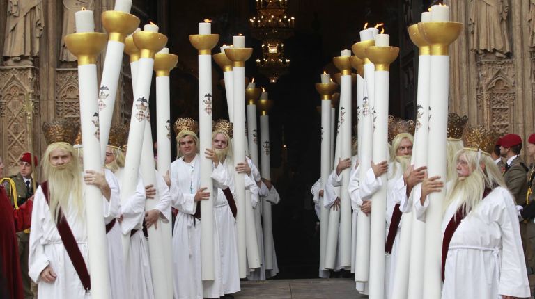 Amics del Corpus interpreta canciones típicas valencianas en la “Nit d´albaes” este viernes en la Plaza de la Virgen con motivo del Corpus Christi