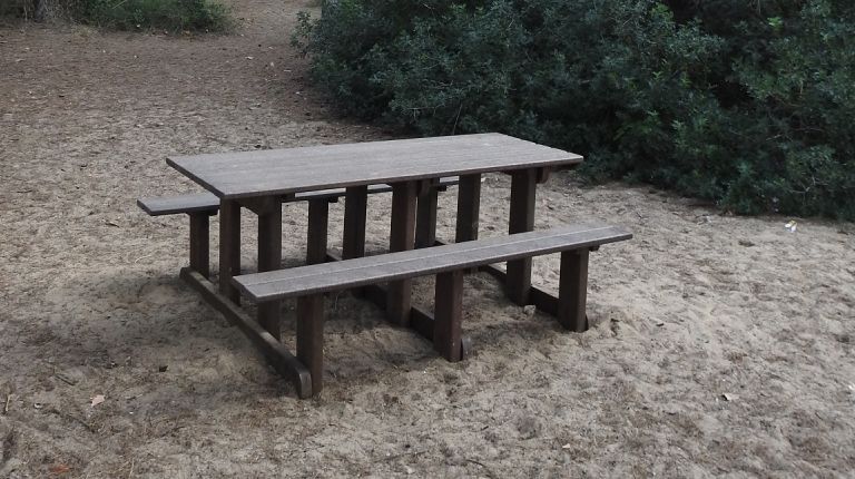  Instalación de 24 mesas de picnic ecológicas en las áreas de recreo del Muntanyar de la Mona y del pueblo del Saler
