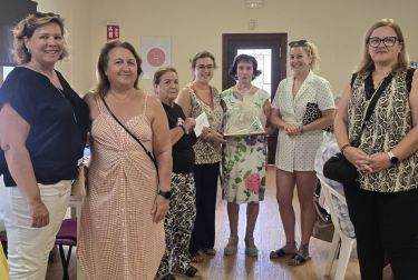 Los mayores del Hogar del Pensionista de l’Alfàs del Pi donan 1.000 euros a ASPANION en su compromiso solidario 