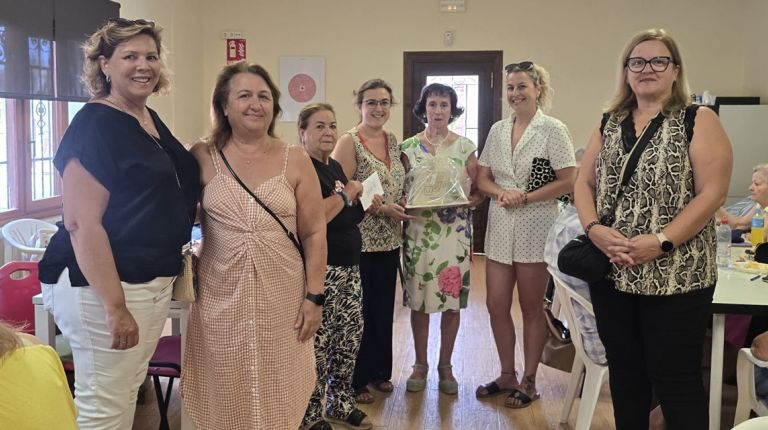 Los mayores del Hogar del Pensionista de l’Alfàs del Pi donan 1.000 euros a ASPANION en su compromiso solidario 