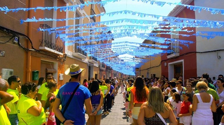 La Fiesta del Ravalet de Mutxamel llegan con su llamativo colorido