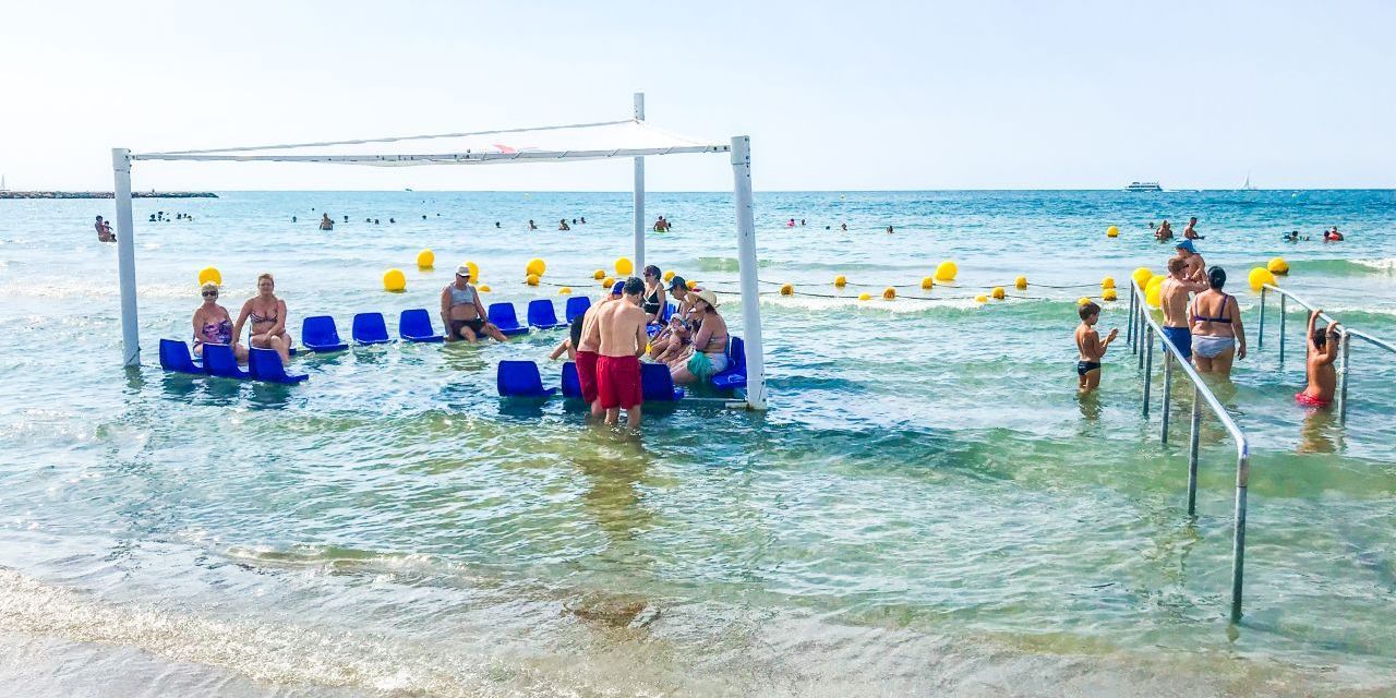  LA DIRECTORA GENERAL DE TURISMO VISITA SANTA POLA PARA VER LAS MEJORAS EN ACCESIBILIDAD EN LAS PLAYAS