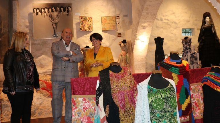 Llíria acoge una exposición dedicada al diseñador Francis Montesinos
