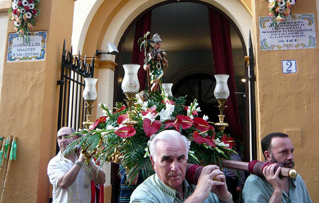  El barrio valenciano de la Trinidad celebra hoy la fiesta de San Cristóbal con misas y rondas de coches antiguos