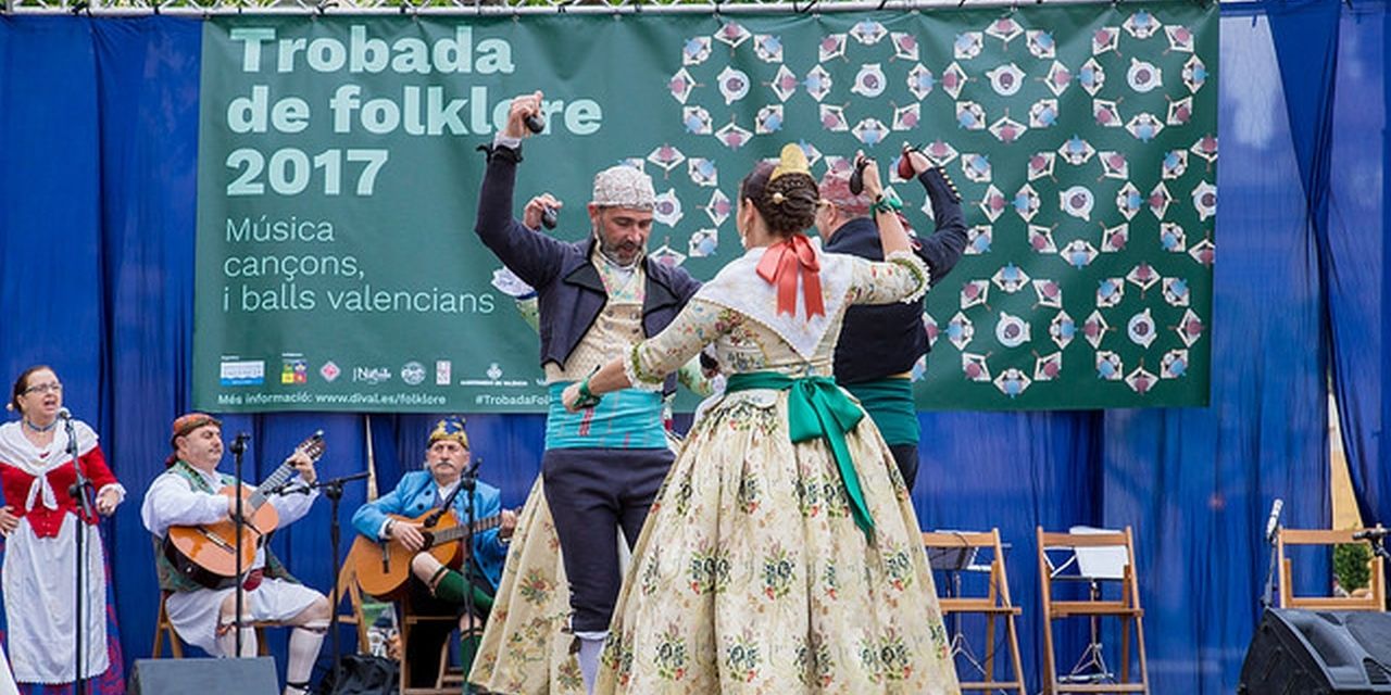  Vallés recibe el mes de julio con la Trobada de Folklore 