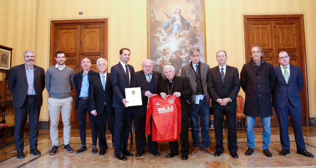  La Asociación de Futbolistas del Valencia C.F. entrega una camiseta personalizada al cardenal Cañizares 