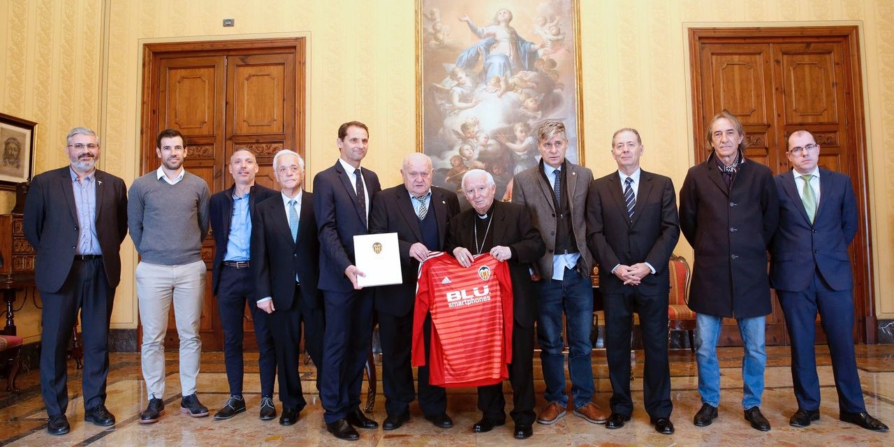  La Asociación de Futbolistas del Valencia C.F. entrega una camiseta personalizada al cardenal Cañizares 