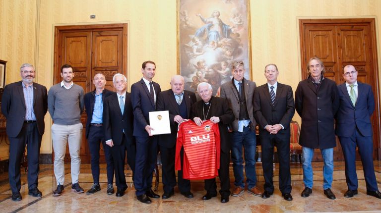 La Asociación de Futbolistas del Valencia C.F. entrega una camiseta personalizada al cardenal Cañizares 