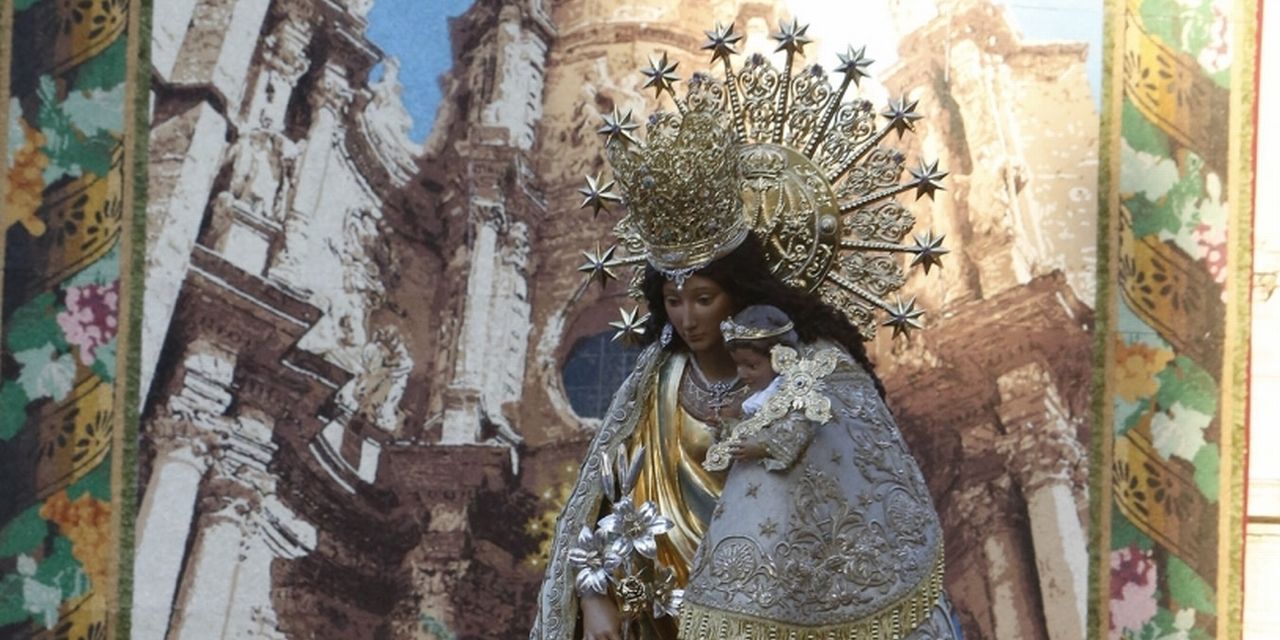  Decenas de miles de personas aclaman en Valencia a la Virgen de los Desamparados en la procesión más multitudinaria de los últimos años