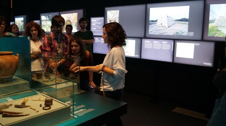 El Museu de Prehistòria habla de la arquitectura para los muertos en la Menorca talayótica