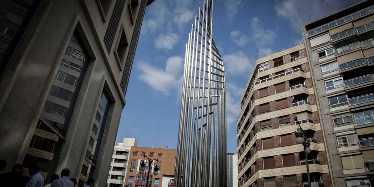  La escultura Donant-Li Voltes de Andreu Alfaro se instala en el chaflán de las calles Jorge Juan y Colón de Valencia 