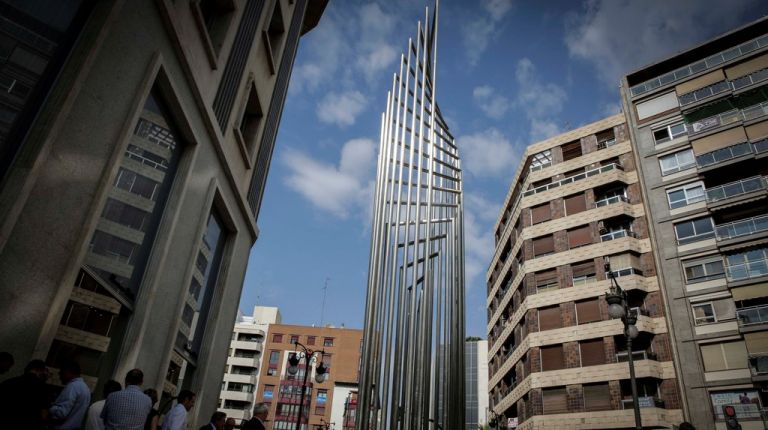 La escultura Donant-Li Voltes de Andreu Alfaro se instala en el chaflán de las calles Jorge Juan y Colón de Valencia 