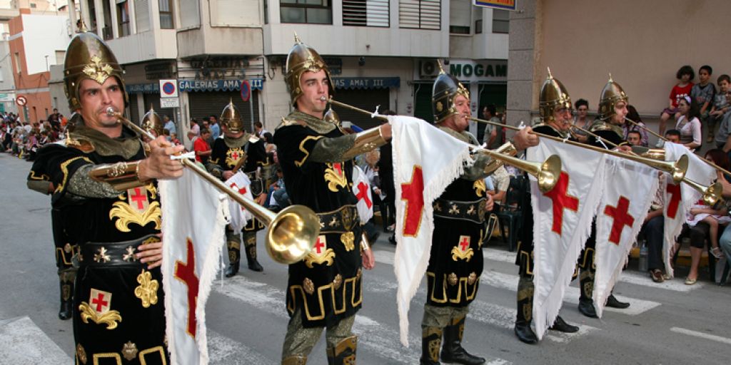   Moros y Cristianos a punto de empezar a desfilar en Crevillent