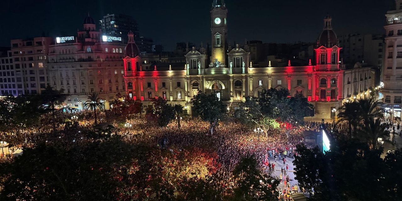  30.000 personas llenan la plaza de L’Ajuntament para apoyar a la Selección Española de Fútbol en su segundo título mundial