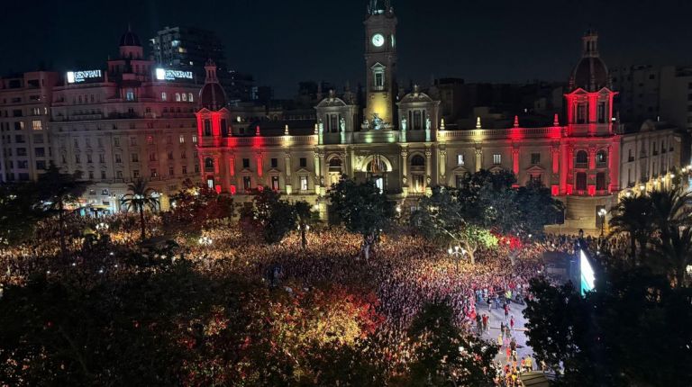30.000 personas llenan la plaza de L’Ajuntament para apoyar a la Selección Española de Fútbol en su segundo título mundial