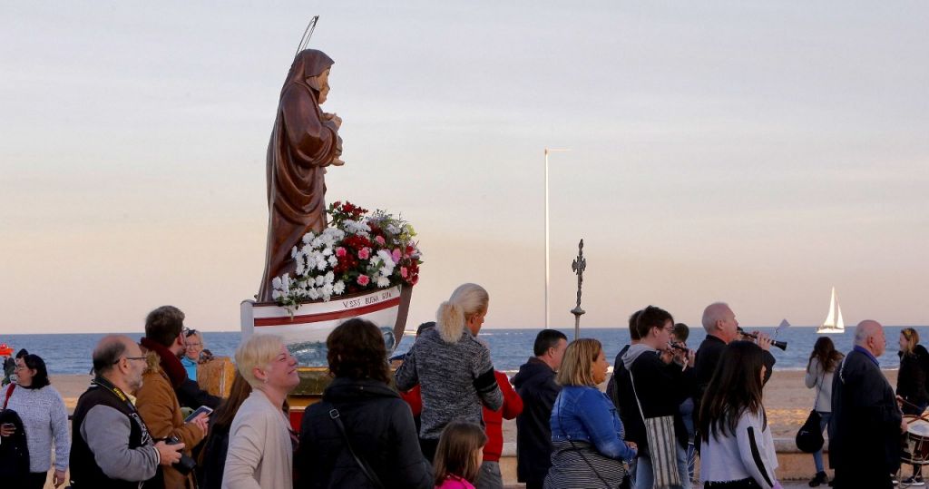  Los pescadores de los Poblados Marítimos de Valencia llevan en procesión a su patrona, la Virgen de la Buena Guía