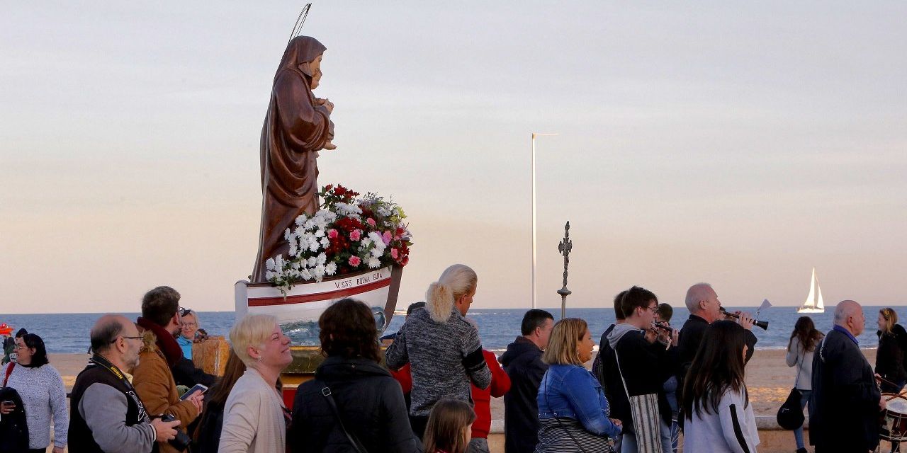  Los pescadores de los Poblados Marítimos de Valencia llevan en procesión a su patrona, la Virgen de la Buena Guía