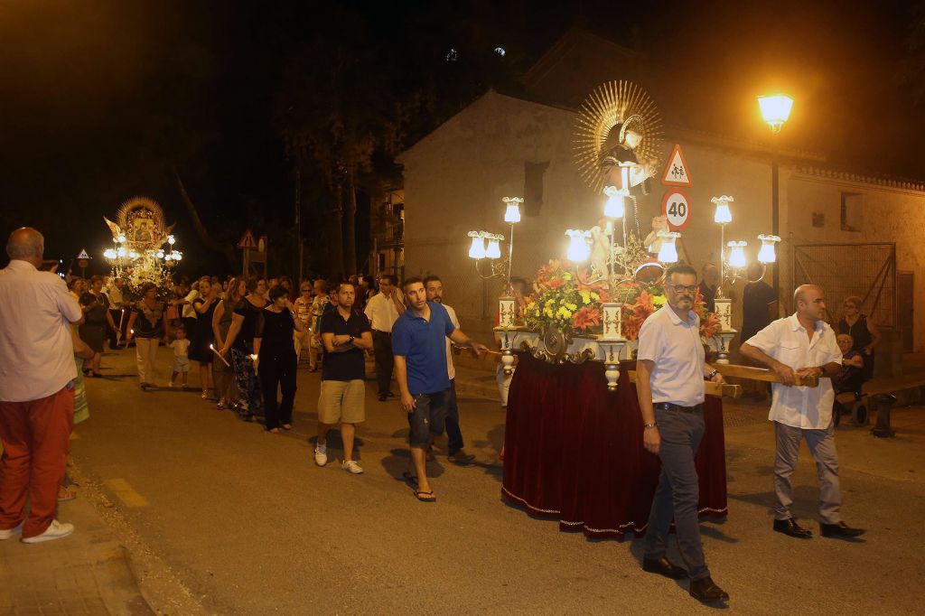  Una procesión nocturna por el barrio de la Fonteta conmemora la fiesta de su patrón, San Luis Bertrán