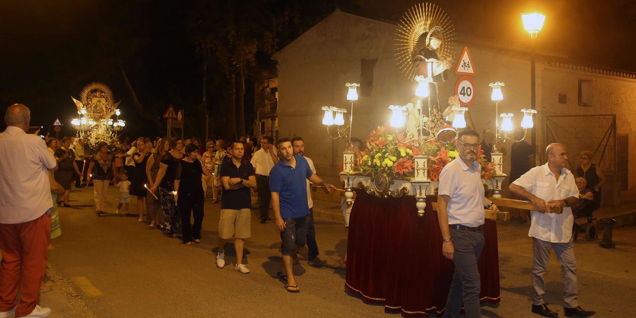  Una procesión nocturna por el barrio de la Fonteta conmemora la fiesta de su patrón, San Luis Bertrán
