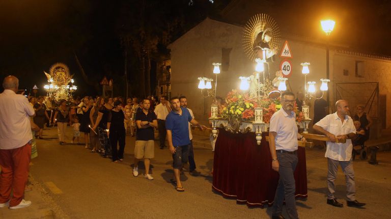 Una procesión nocturna por el barrio de la Fonteta conmemora la fiesta de su patrón, San Luis Bertrán