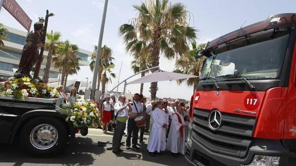  Cientos de camiones recorrerán este sábado en procesión las calles de Valencia en homenaje al patrón de los transportistas, San Cristóbal