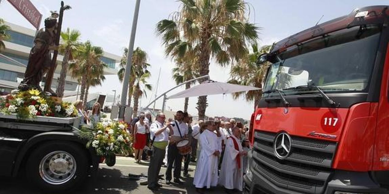  Cientos de camiones recorrerán este sábado en procesión las calles de Valencia en homenaje al patrón de los transportistas, San Cristóbal